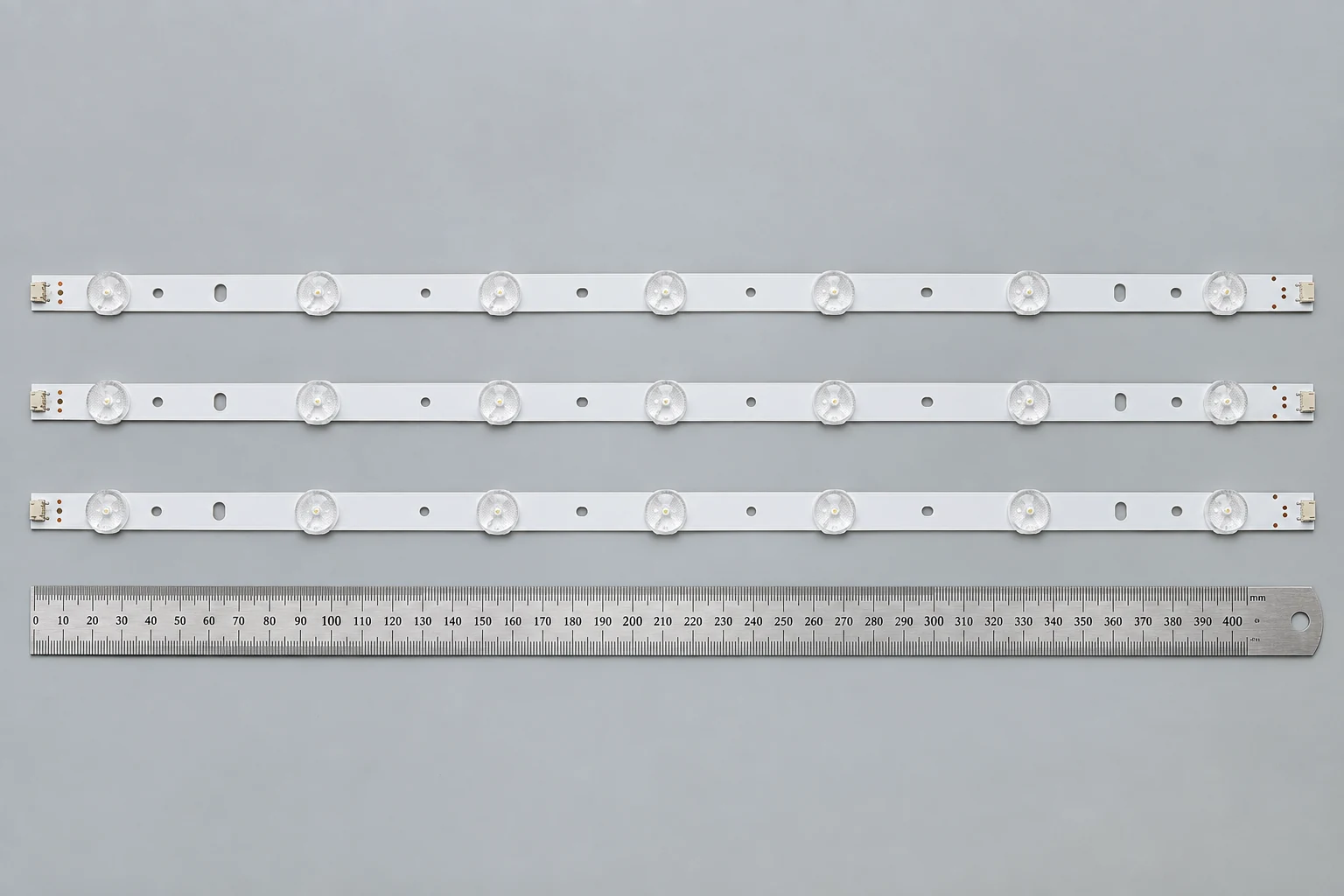 Полный комплект LED-планок рядом с линейкой для проверки количества и длины